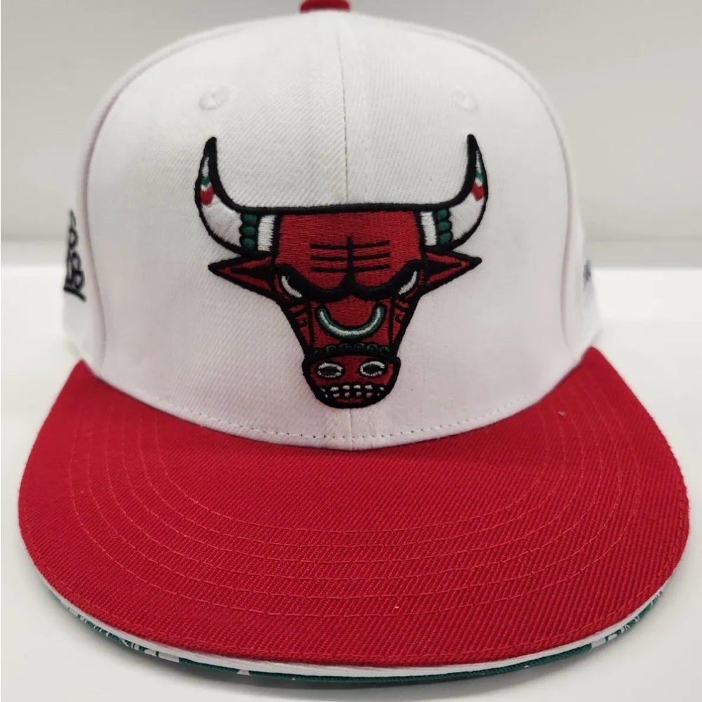 New NBA Chicago Bulls "Los Toros" Snapback Cap Hat White Red Basketball